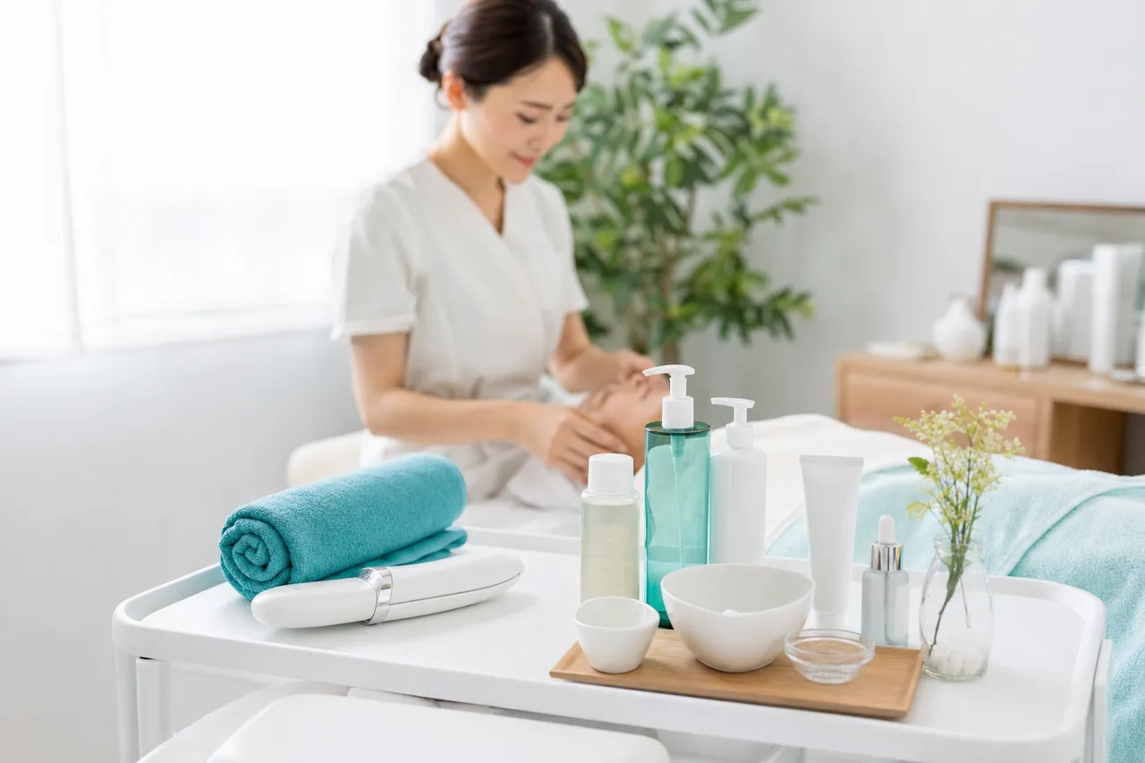 サロンでフェイシャル施術を受ける女性