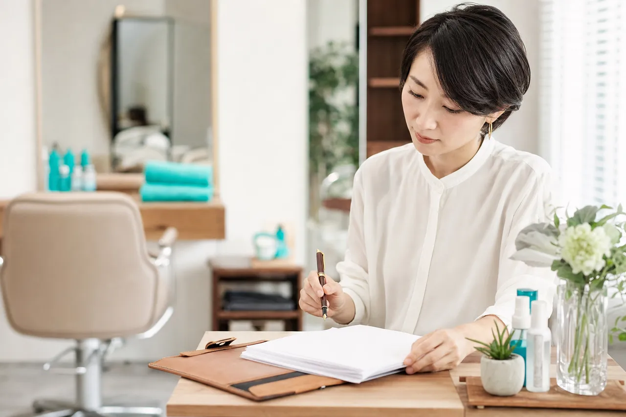サロンのデスクに置かれた書類とペン