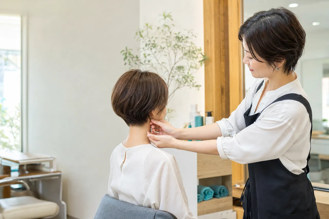 美容室でお客様のうなじ・襟足を整える美容師の様子