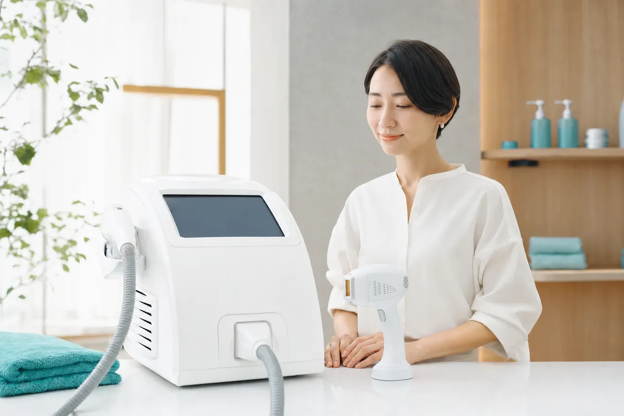 業務用と家庭用の脱毛機を並べた比較
